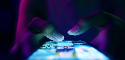 EU Commission Calls for End to Infinite Scrolling on Instagram