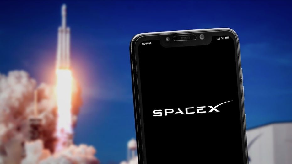 SpaceX Plans AI Satellite Tests in Space for 2027