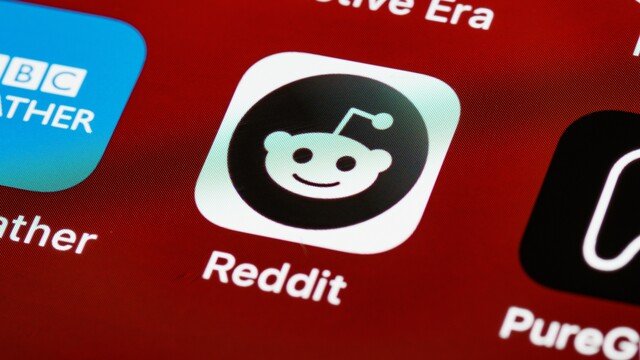 Companies Manipulate AI Search Engines via Reddit