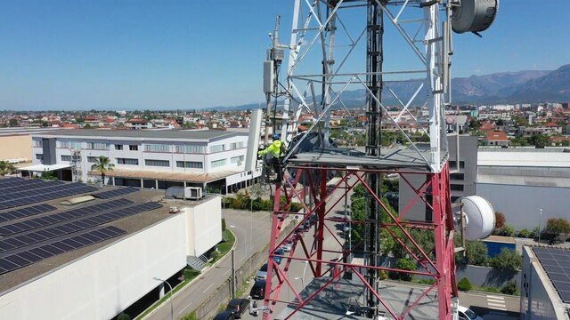 Vodafone Tests Mobile Antenna with Robotic Arm
